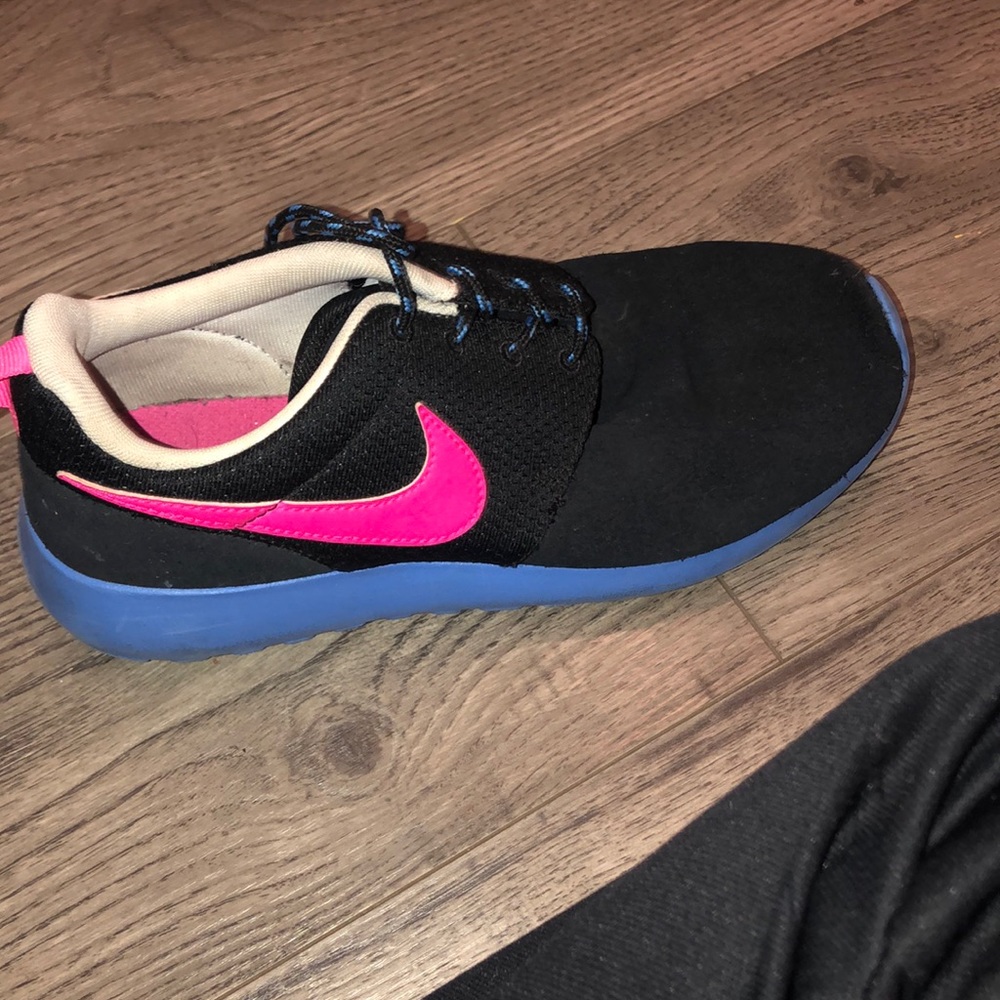 NIKE